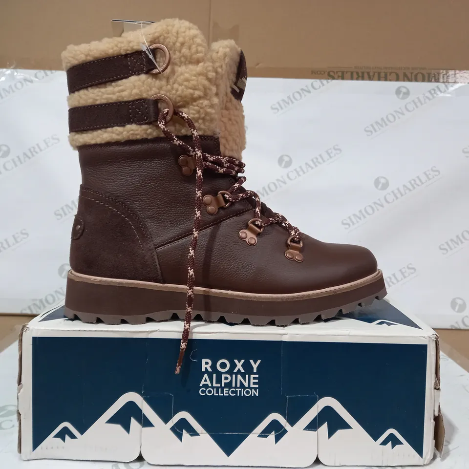 BOXED PAIR OF ROXY ALPINE BOOTS IN BROWN UK SIZE 9
