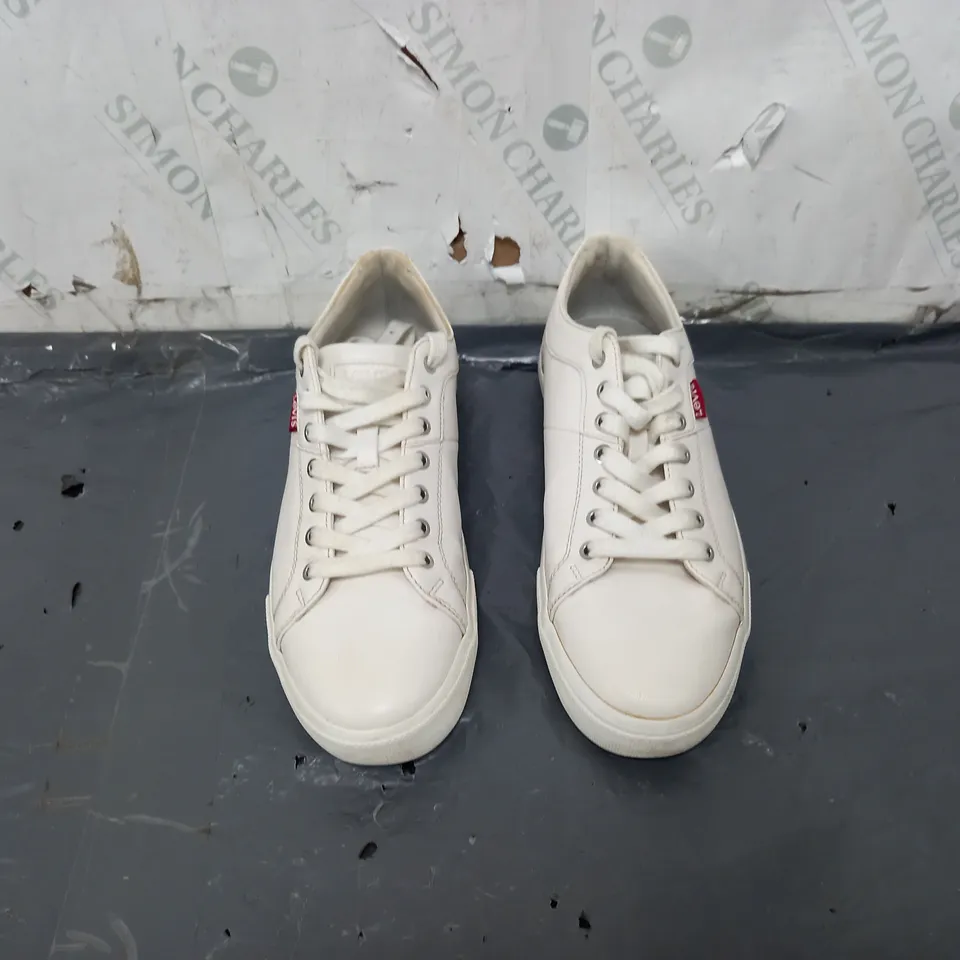 LEVI WHITE TRAINERS SIZE UK 7 1/2 