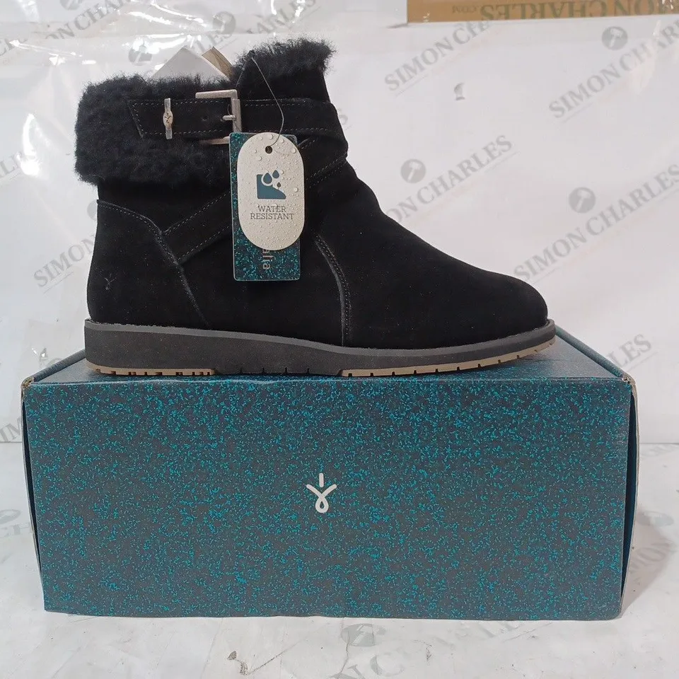 BOXED PAIR OF EMU AUSTRALIA FAUX SUEDE BOOTS IN BLACK - UK 7
