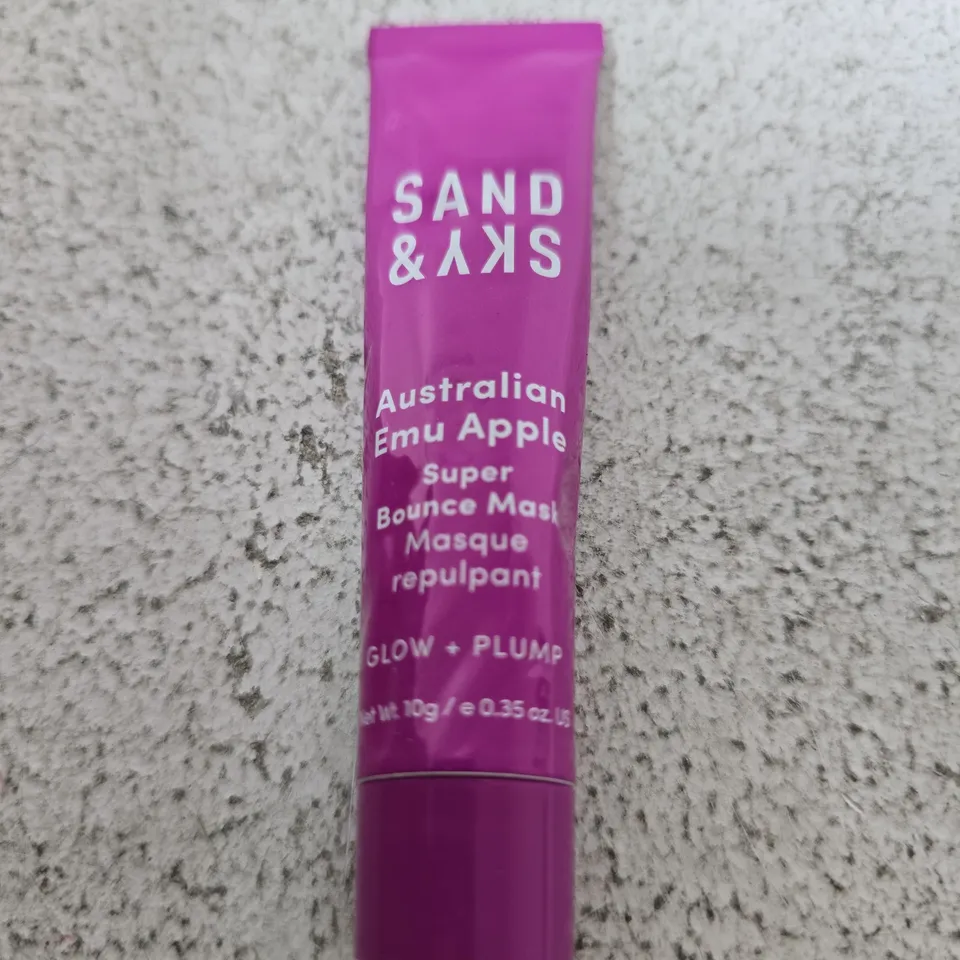 BOX OF APPROXIMATELY 900 X SAND & SKY AUSTRALIAN EMU APPLE SUPER BOUNCE MASK – 10 G (TRAVEL-SIZE)