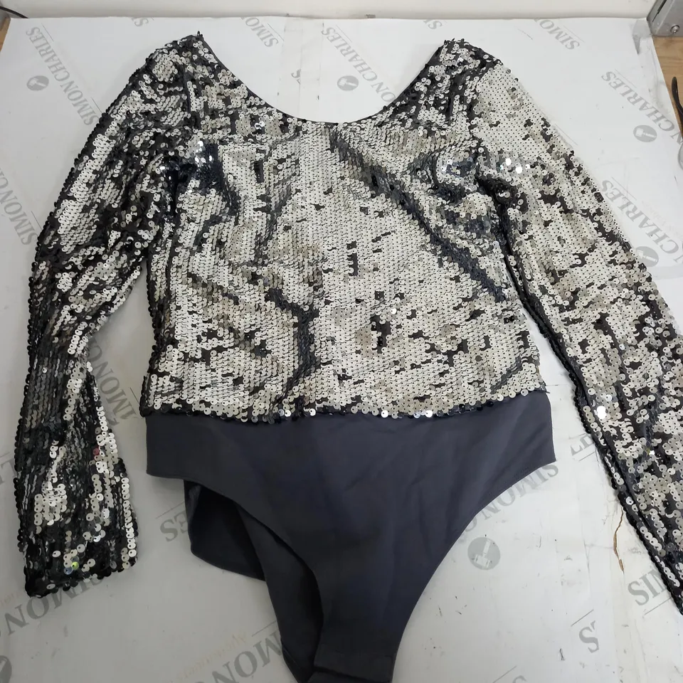FRENCH CONNECTION SEQUIN TOP IN SILVER - MEDIUM