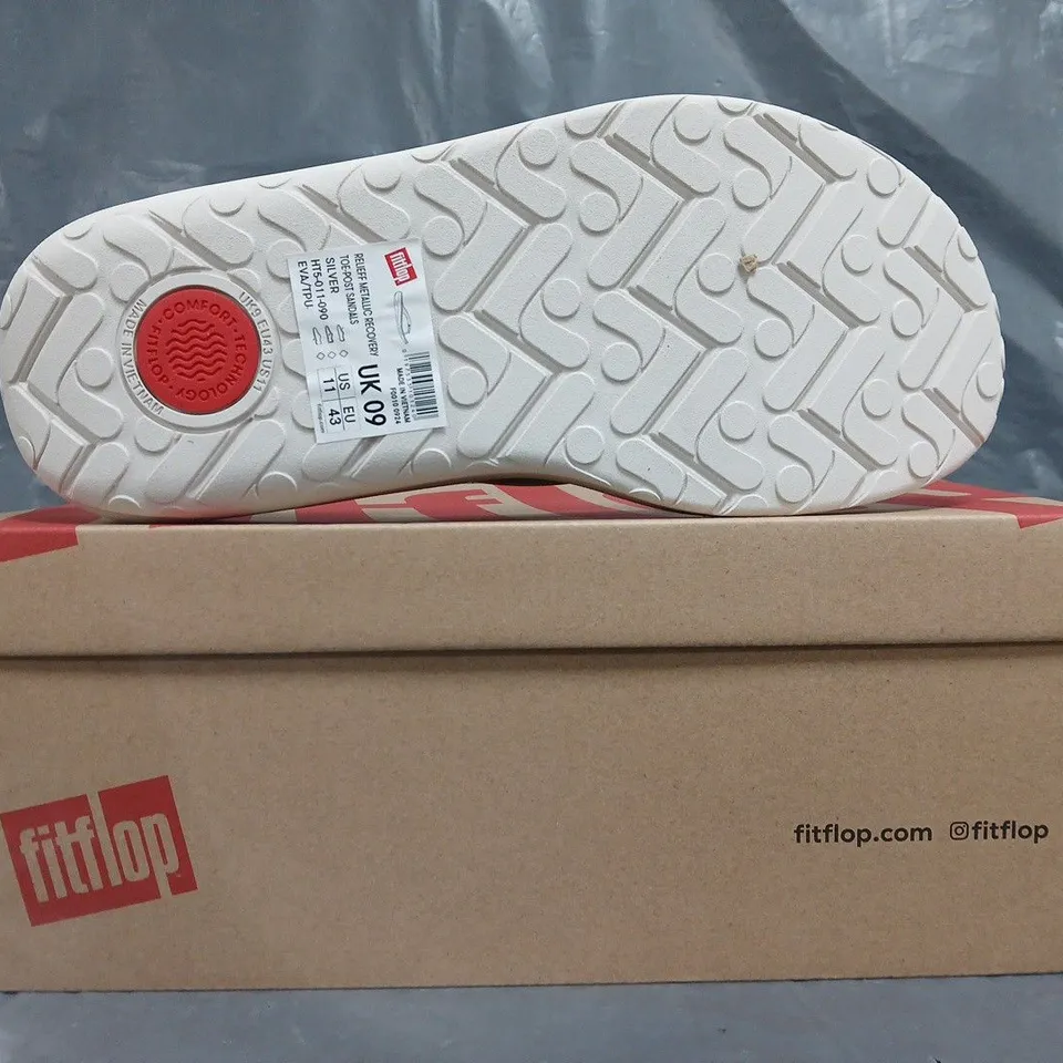 BOXED PAIR OF FITFLOP RELIEF TOE-POST SANDALS IN METALLIC SILVER SIZE UK 9