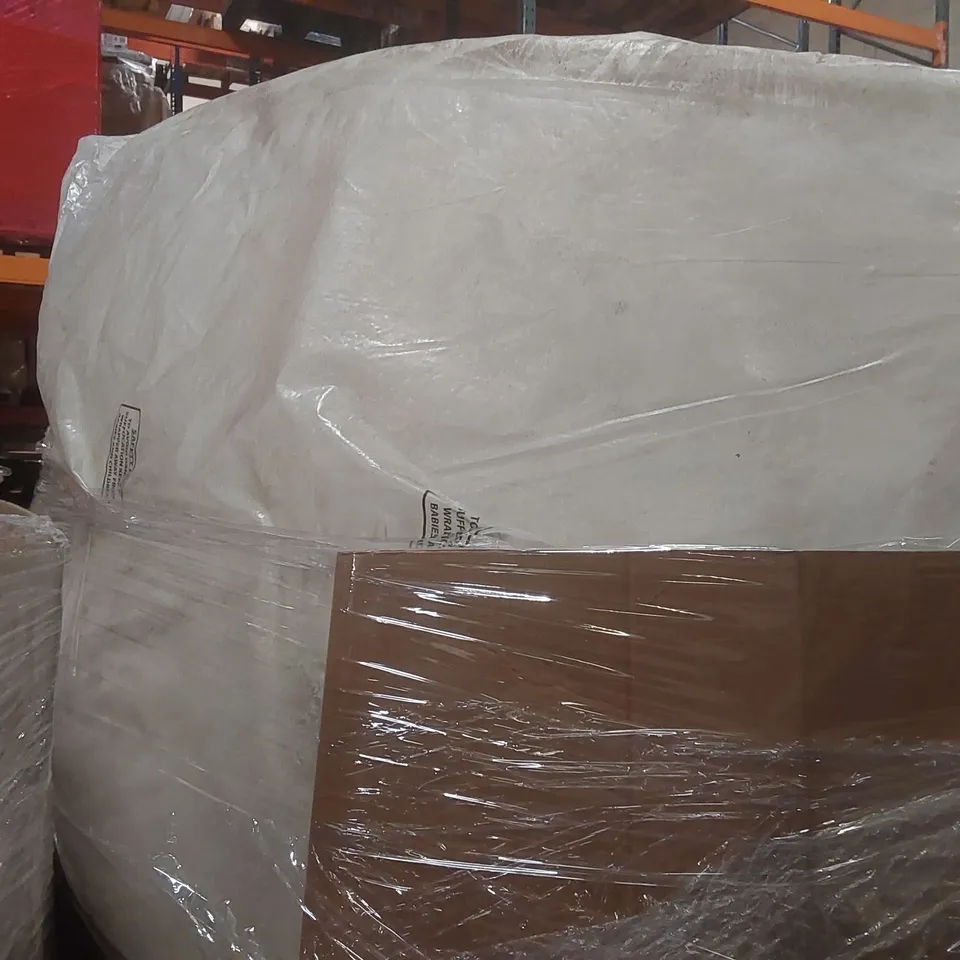 PALLET CONTAINING A LARGE QUANTITY OF ASSORTED BEDDING INCLUDING: PILLOWS, COT MATTRESS ECT