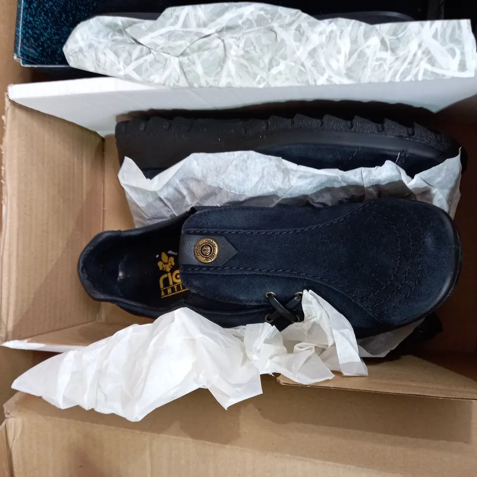 5 ASSORTED PAIRS OF SHOES