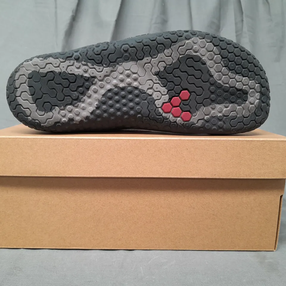 BOXED PAIR OF VIVOBAREFOOT MOTUS STRENGTH SHOES IN BLACK UK SIZE 7