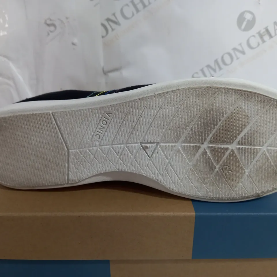 PAIR OF VIONIC BEACH LAG SHOES SIZE 7