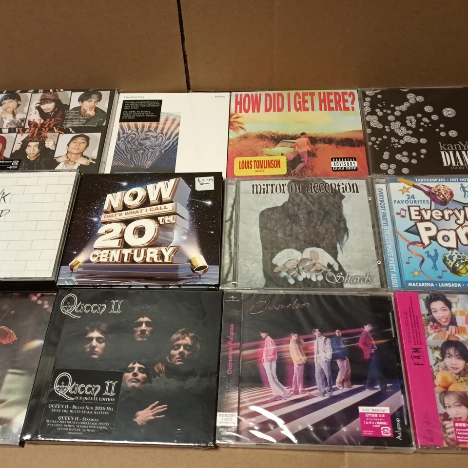 APPROXIMATELY 20 ASSORTED CD ALBUMS TO INCLUDE -  QUEEN , KANYE WEST AND PINK FLOYD 