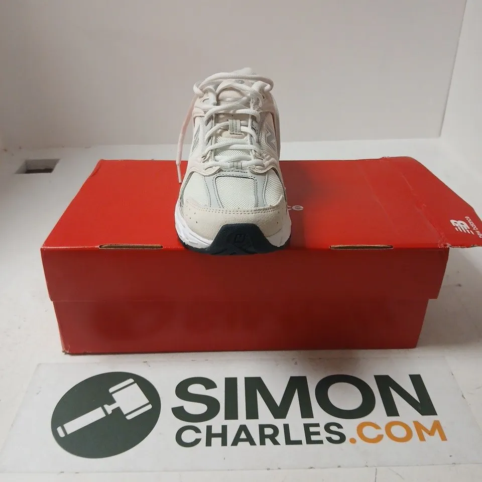 BOXED PAIR OF NEW BALANCE 530 TRAINERS IN WHITE - UK 6