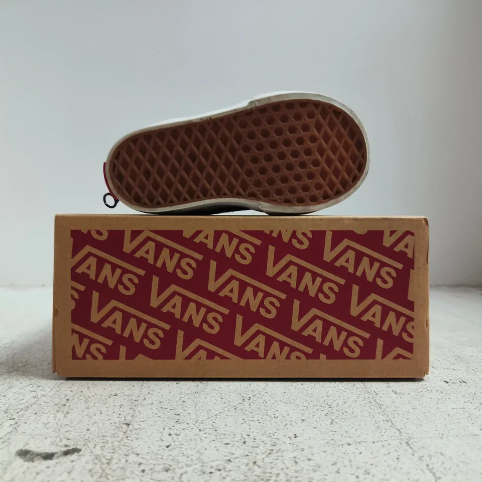 BOXED PAIR OF VANS WARD HI ZIP INFANT SHOES IN BURGUNDY/GREY SIZE UK 5