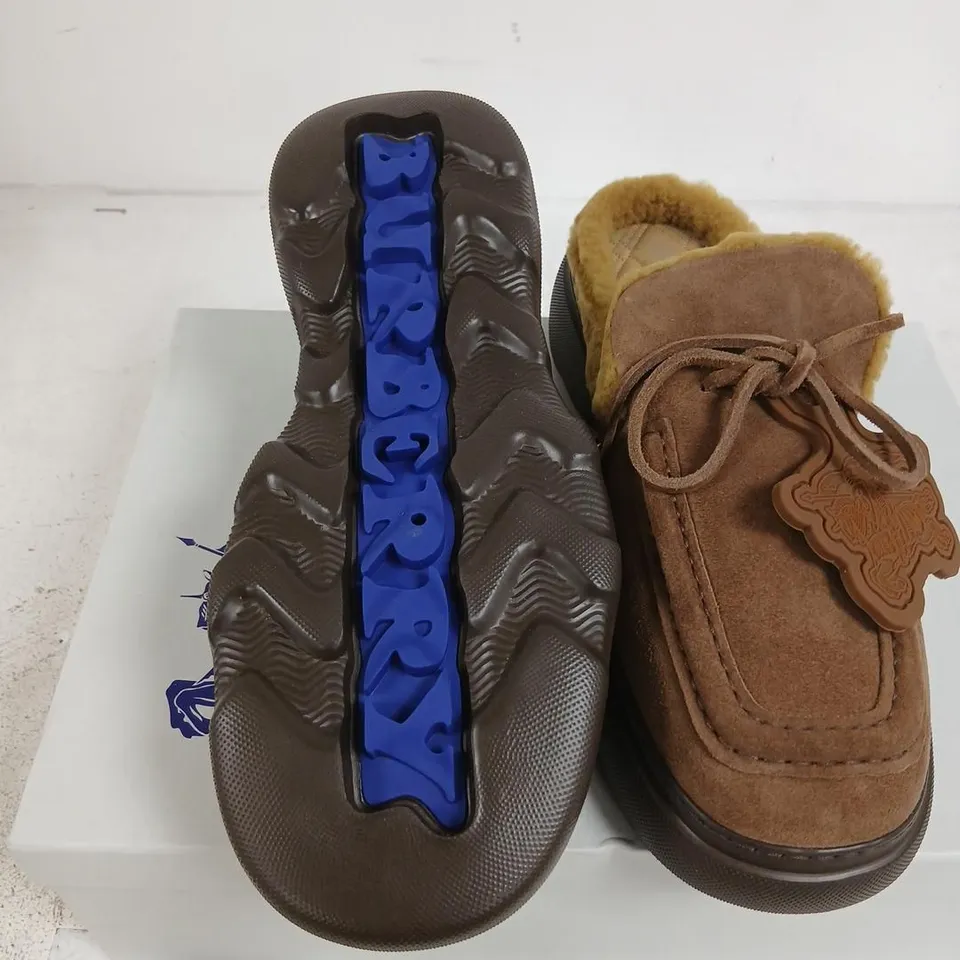 BURBERRY LEATHER SHOES ON RUBBER SOLE (EUR 42) UK 8