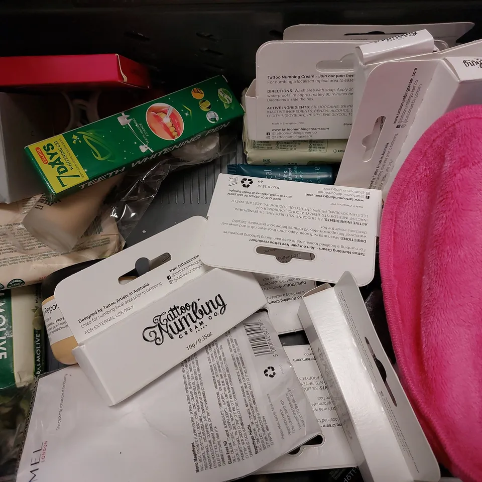 LOT OF APPROX 15 ASSORTED BEAUTY PRODUCTS TO INCLUDE AVON NOURISHING HAIR SERUM, VIRTUE STYLING CREAM, HAIRSKINFOOD HERBAL HAIR STIMULATOR, ETC 