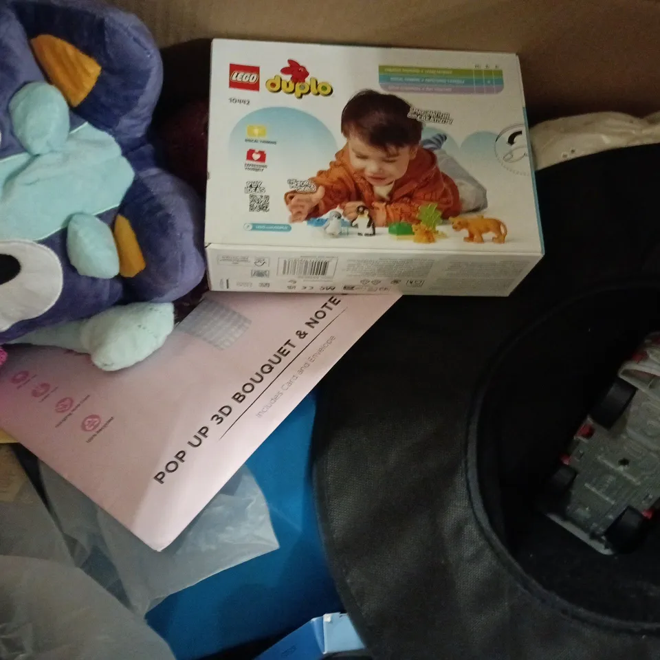 APPROXIMATELY 20 ASSORTED TOYS AND GAMES TO INCLUDE, AFRO WIG, MARVEL STATIONARY, PLUSH TEDDY, ETC - COLLECTION ONLY