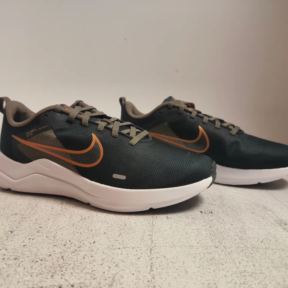BOXED PAIR OF NIKE DOWNSHIFTER 12 TRAINERS IN BLACK/GREY/BRONZE SIZE UK 6.5
