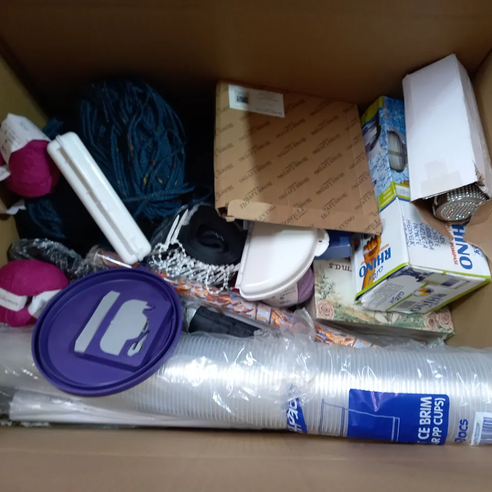 LARGE QUANTITY OF ASSORTED HOUSEHLD ITEMS TO INCLUDE PAWABOO PET CARRIER, GOLD FURNITURE LEGS AND SMOKE ALARMS