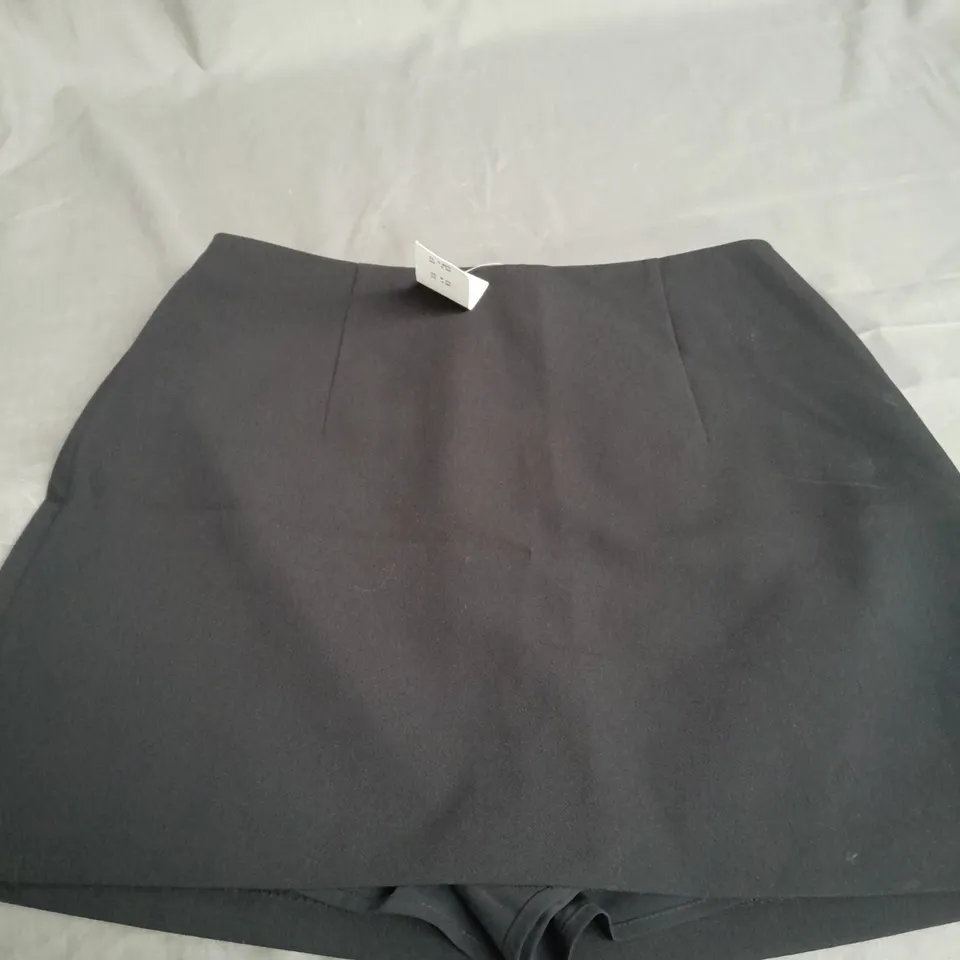 ABERCROMBIE & FITCH BLACK SHORT SKIRT - MEDIUM
