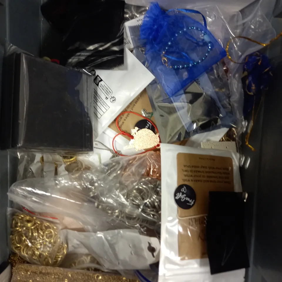 APPROXIMATELY 30 ASSORTED JEWELLERY PRODUCTS TO INCLUDE WATCHES, BRACELETS, EARRINGS ETC 