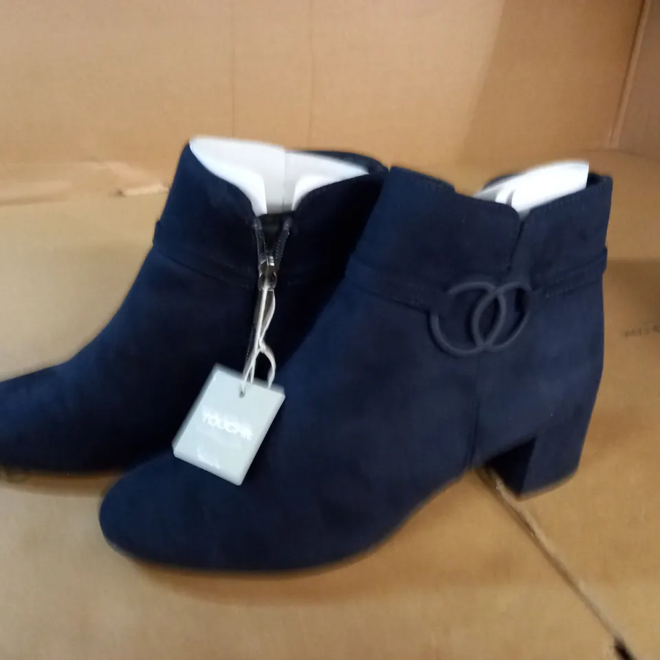 PAIR OF TAMARIS NAVY SIDE ZIP LADIES BOOTS - 39