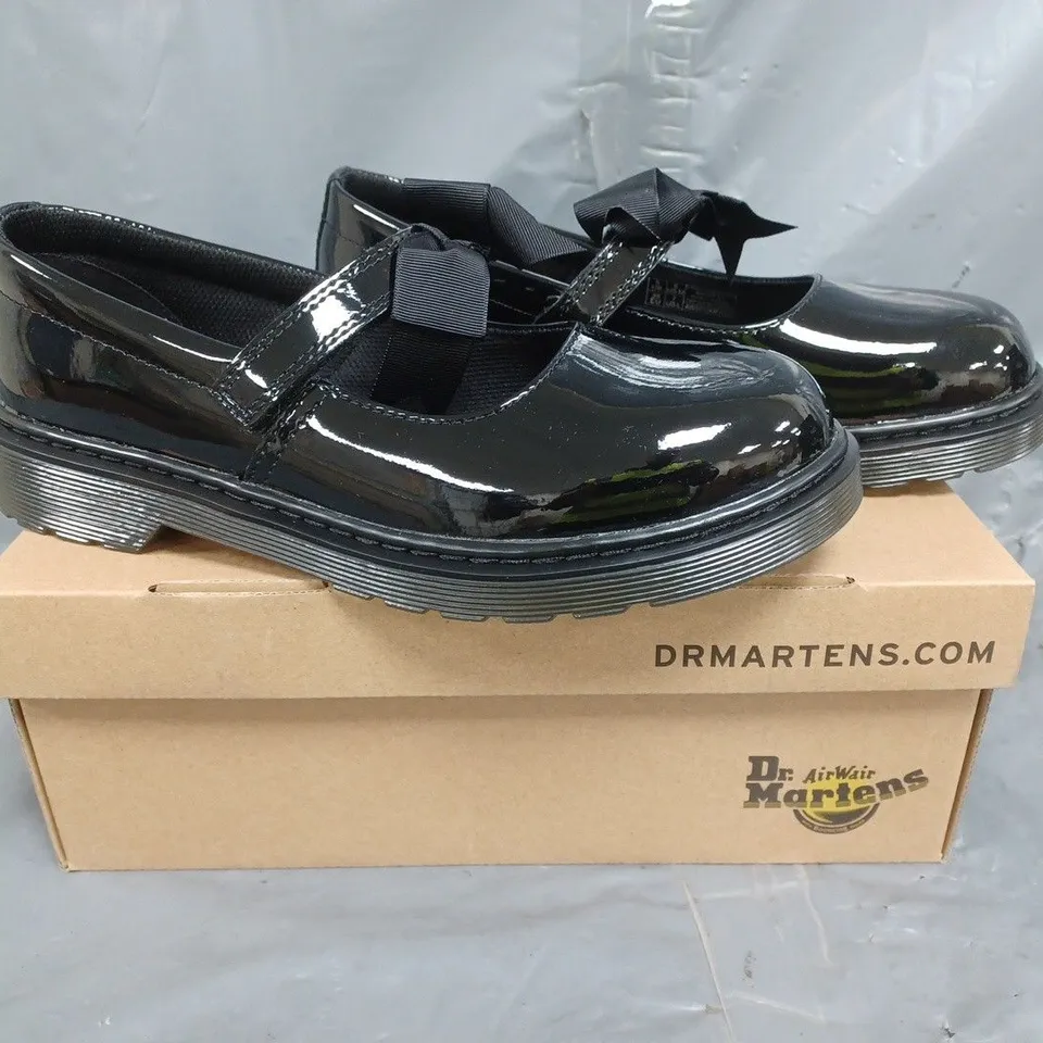 BOXED PAIR OF DR MARTENS MACCY II Y SHOES IN GLOSSY BLACK SIZE UK 5