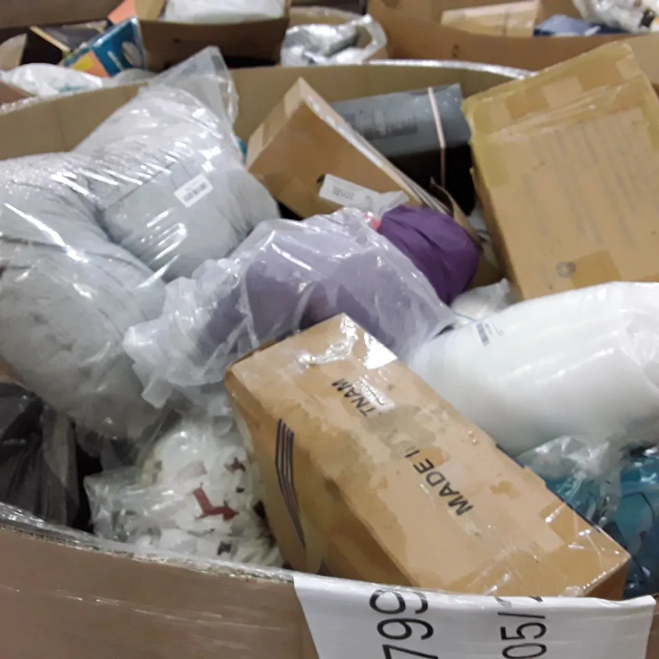 PALLET CONTAINING ASSORTED PILLOWS & CUSHIONS INCLUDING ORTHOPEADIC DONUT CUSHION, MEMORY FOAM PILLOW, NECK PILLOW, LUXURY PILLOWS