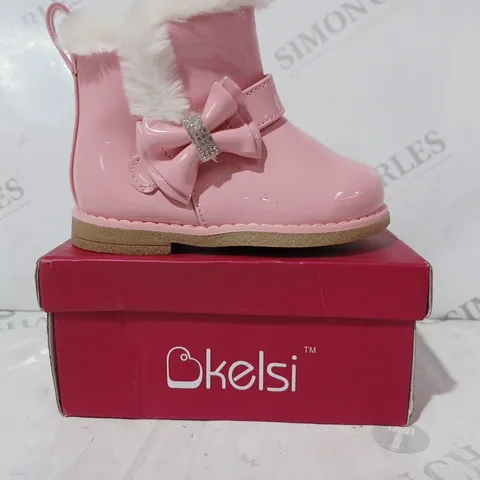 BOXED PAIR OF KELSI FAUX FUR LINED DIAMANTE CHILDRENS WELLINGTON BOOTS IN PINK SIZE 5