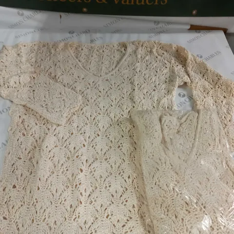 LOT OF 10 CROCHET PULL V-NECK JUMPERS IN ECRU - SIZE UNSPECIFIED