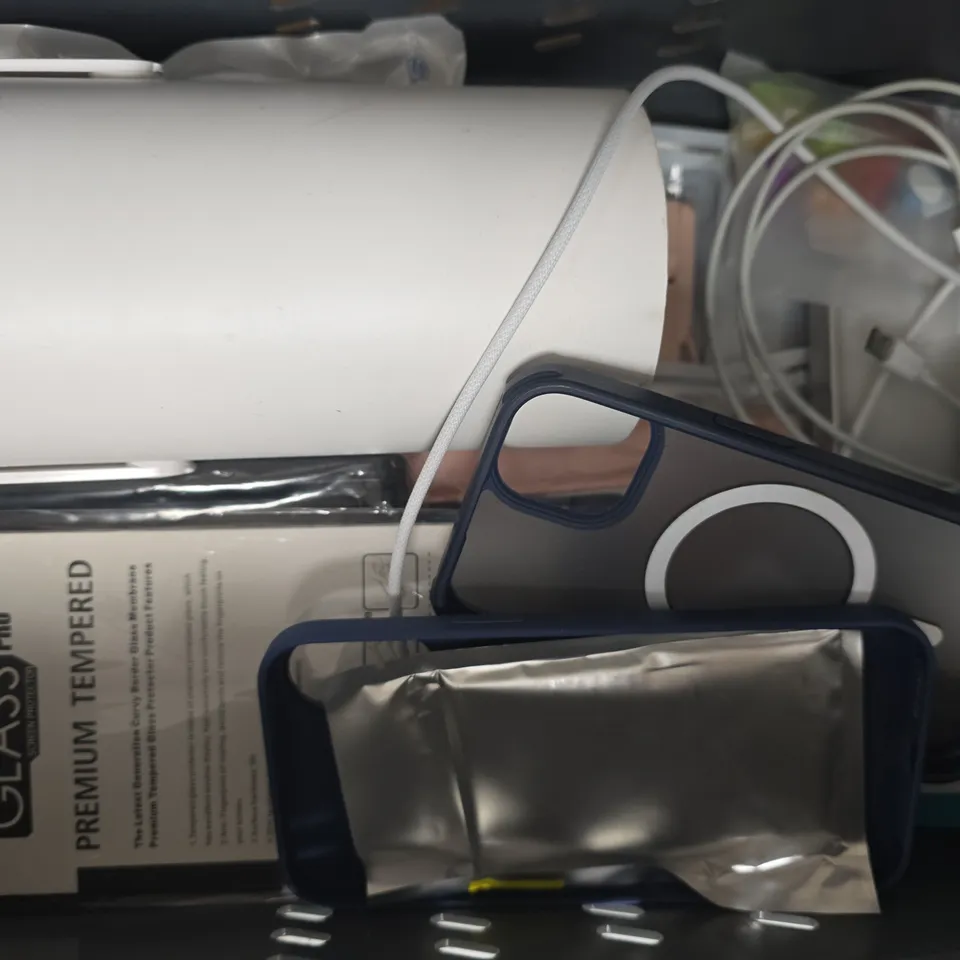 APPROXIMATELY 10 ASSORTED HOUSEHOLD ITEMS TO INCLUDE RAZER LANCEHEAD MOUSE, ORAL IRRIGATOR, ETC