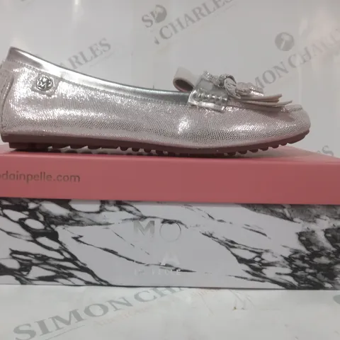 BOXED PAIR OF MODA IN PELLE ETHELIA LOAFERS IN SILVER SIZE 6