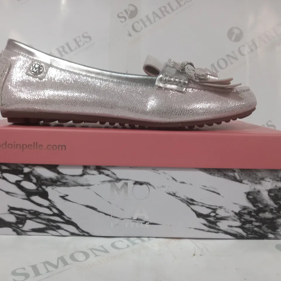 BOXED PAIR OF MODA IN PELLE ETHELIA LOAFERS IN SILVER SIZE 6