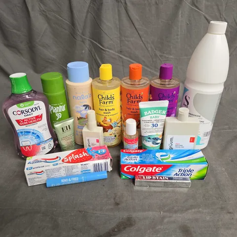 APPROXIMATELY 20 ASSORTED HEALTH & BEAUTY PRODUCTS TO INCLUDE - CHILDS FARM HAIR & BODY WASH - GRUUM FACIAL GEL - CORSODYL MOUTHWASH - ETC