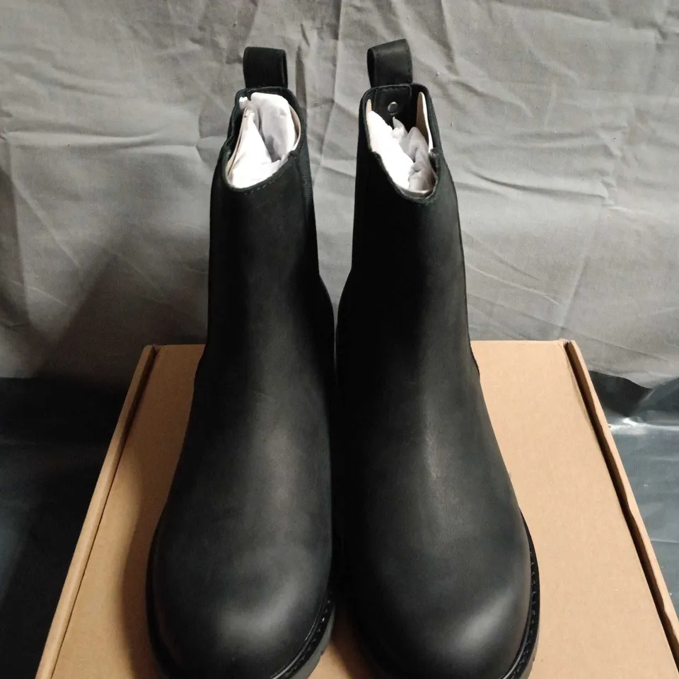 BOXED PAIR OF FATFACE BLACK CHELSEA BOOTS – UK SIZE 6