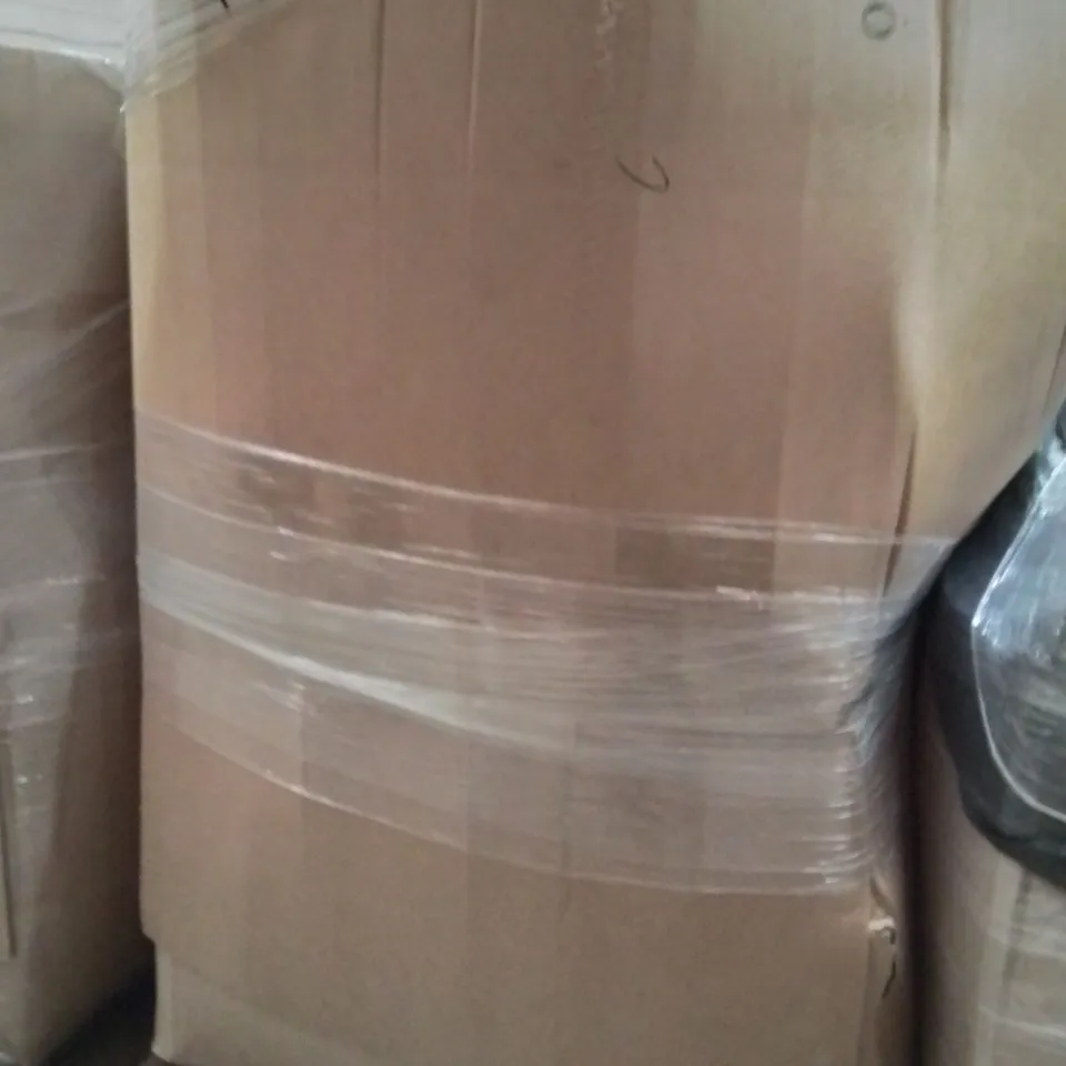 PALLET CONTAINING A LARGE QUANTITY OF PILLOWS