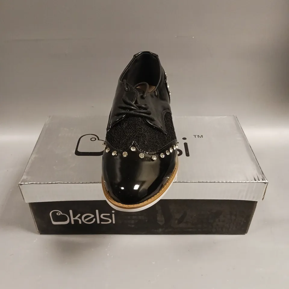 BOXED PAIR OF KELSI LACED SEQUINED SHOES IN BLACK - 3