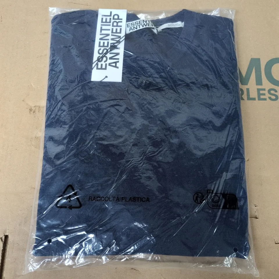 BAGGED ESSENTIAL ANTWERP PULLOVER JANUARI KNITTED TOP IN NAVY - MEDIUM