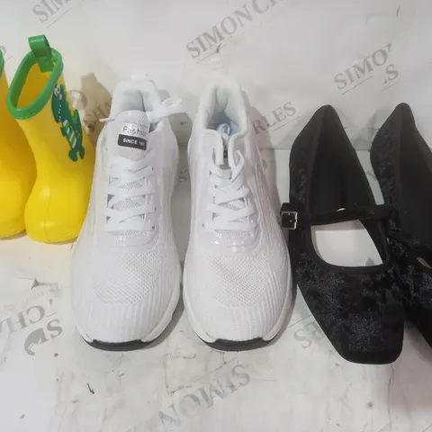 BOX OF APPROXIMATELY 10 ASSORTED PAIRS OF SHOES AND FOOTWEAR ITEMS IN VARIOUS STYLES AND SIZES TO INCLUDE FASHION, ETC
