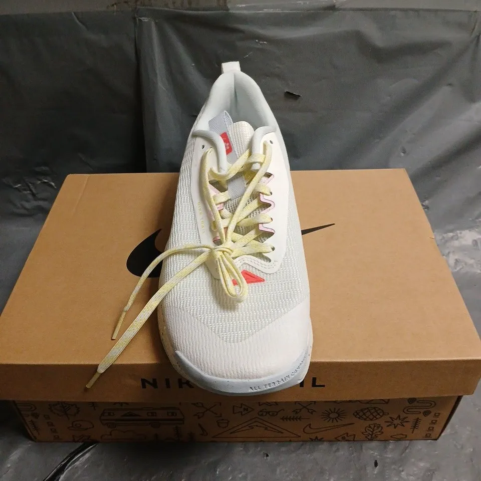 BOXED PAIR OF NIKE JUNIPER TRAIL 3 TRAINERS - 7.5