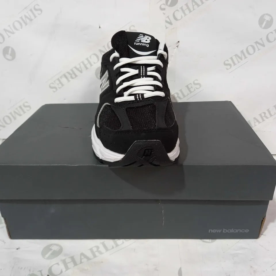 BOXED PAIR OF NEW BALANCE RUNNING TRAINERS IN BLACK/WHITE UK SIZE 5