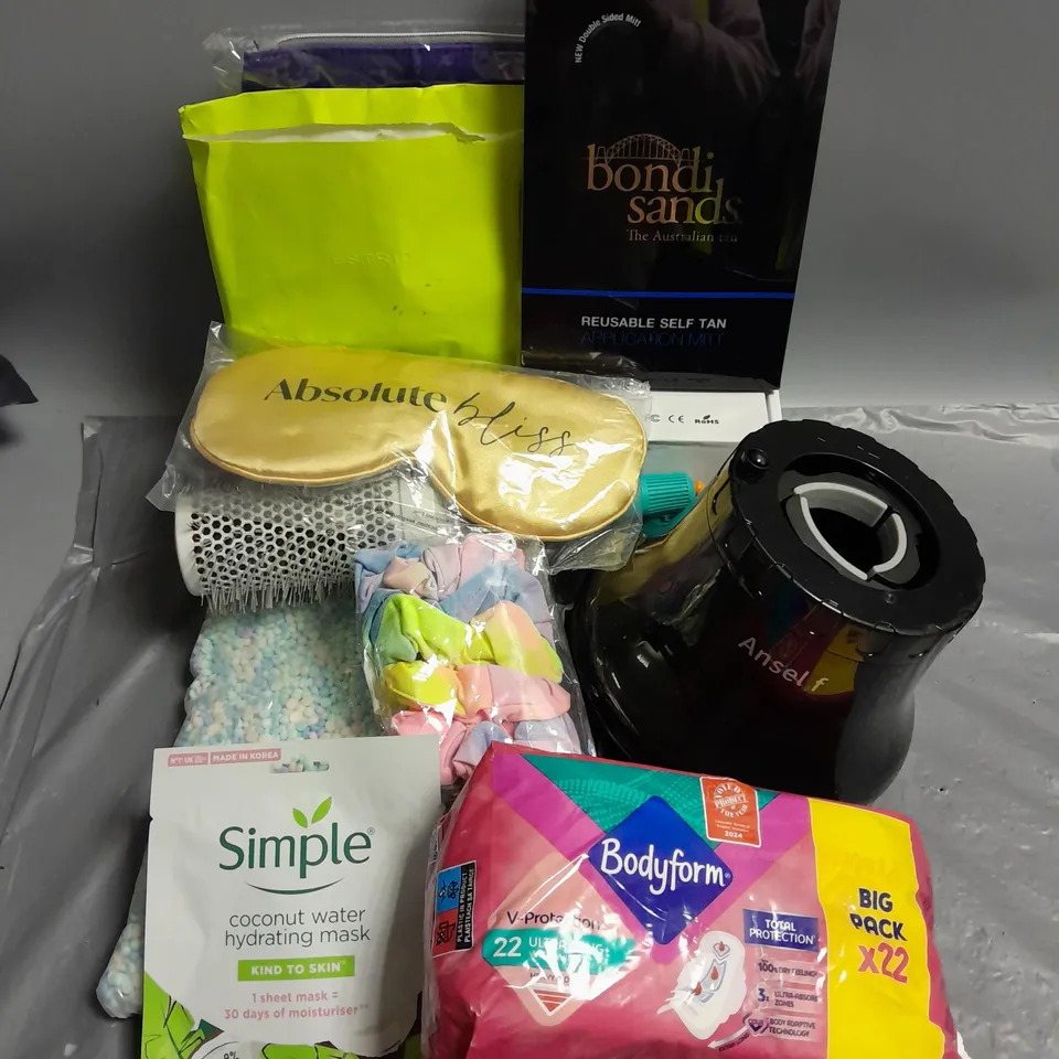 BOX OF APPROXIMATELY 10 COSMETIC ITEMS TO INCLUDE - ANSELF HAIR DRYER DIFFUSER ATTACHMENT - BODYFORM WINGED LINERS - MOROCCANOIL IONIC CERAMIC THERMAL BRUSH - ETC