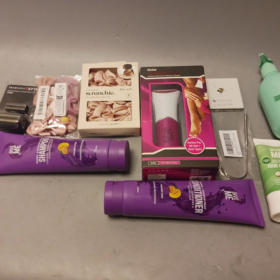 BOX OF APPROXIMATELY 20 COSMETICS GOODS TO INCLUDE GIVE ME SHAMPOO, BABY BEDTIME BUBBLES, AND CLOSEST CURVE SHAVER ETC. 