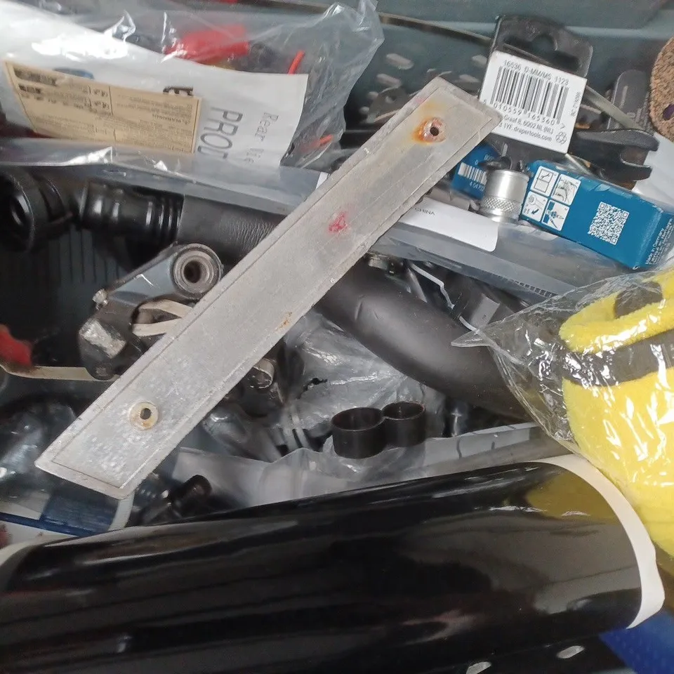 APPROXIMATELY 10 ASSORTED CAR ACCESSORIES AND PRODUCTS TO INCLUDE OIL FILM 2.0 BRUSH, ETC - COLLECTION ONLY