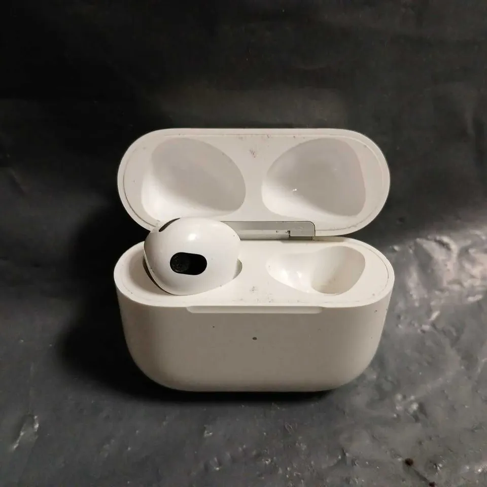 APPLE AIRPODS - A2566