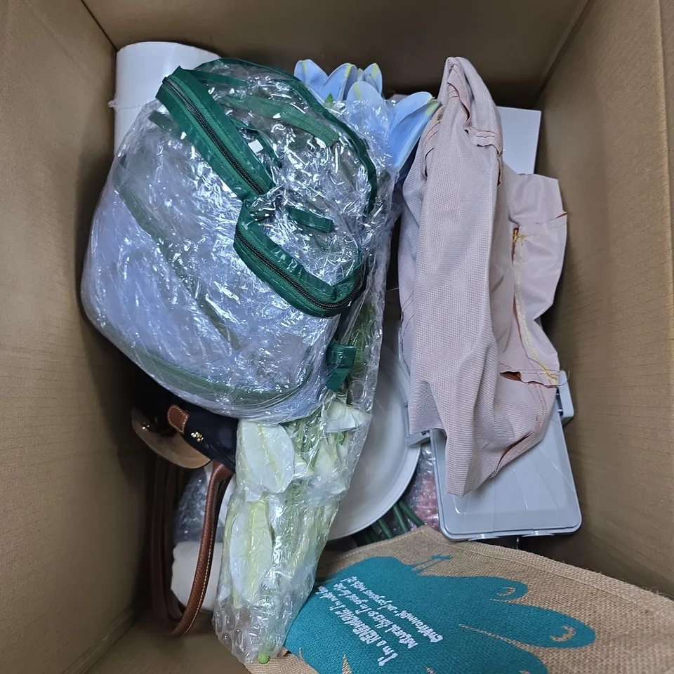 APPROXIMATELY 15 ASSORTED HOUSEHOLD PRODUCTS TO INCLUDE SHOPPING BAG, LAMP SHADES, WATER BOTTLE ETC 
