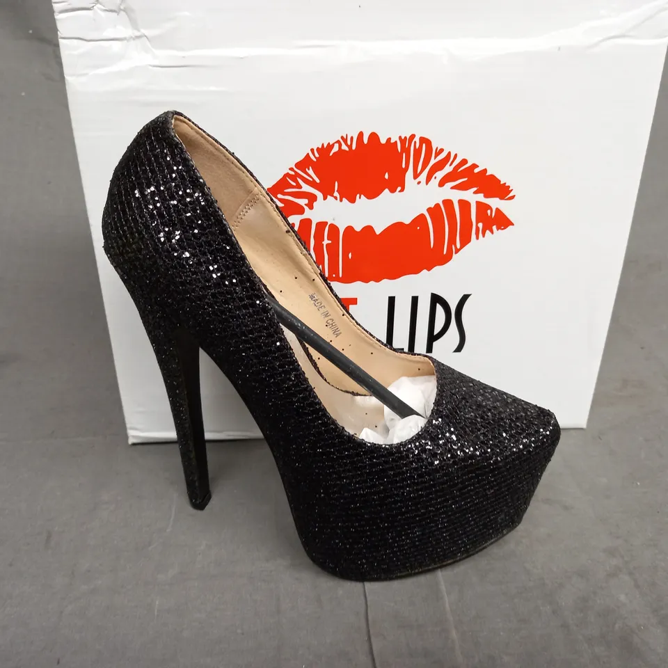 LOT OF 14 BOXED PAIRS OF HOT LIPS BLACK SHIMMER HEELED SHOES - VARIOUS SIZES