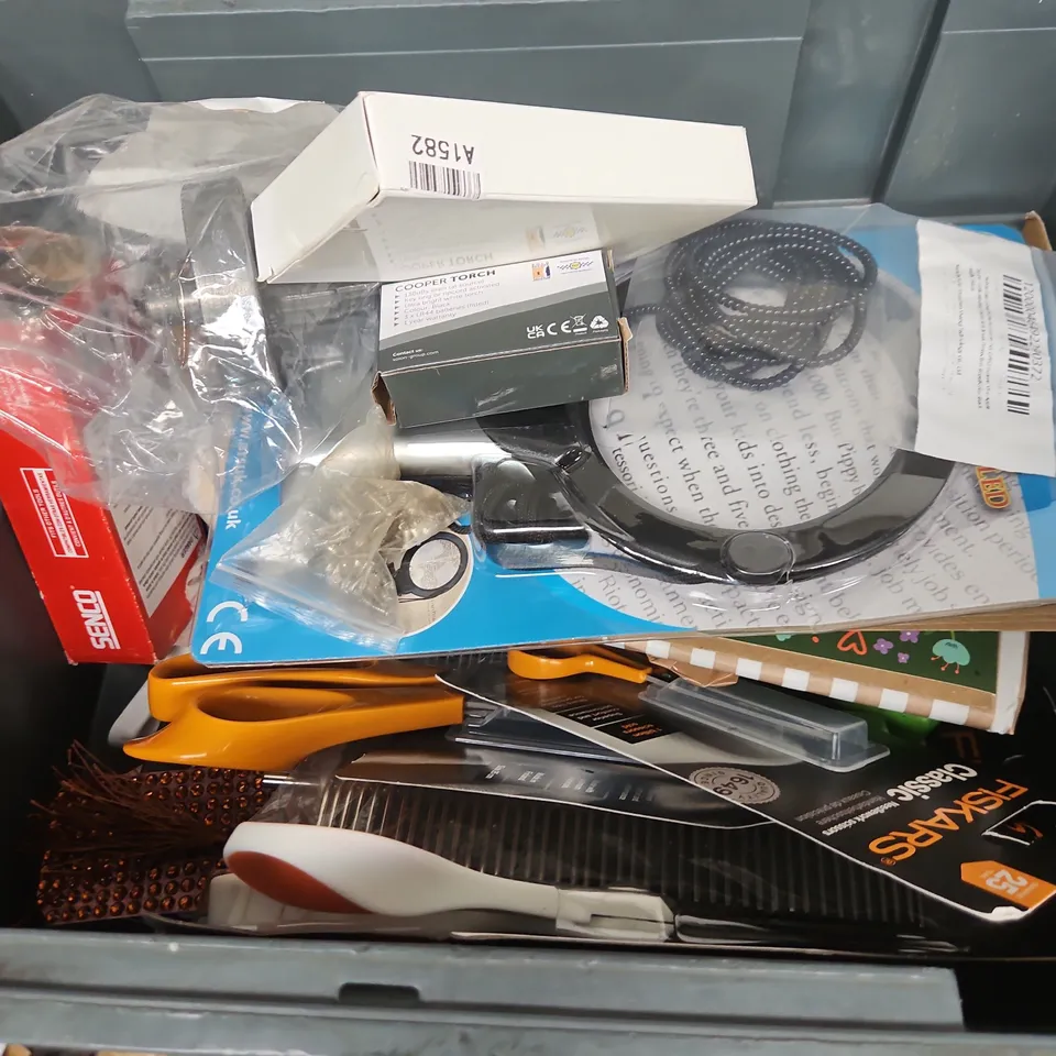 APPROXIMATELY 15 ASSORTED HOUSEHOLD ITEMS TO INCLUDE EDO ZALDA OV LIGHTS, SCISSORS, UTILITY KNIFE BLADES, ETC - COLLECTION ONLY