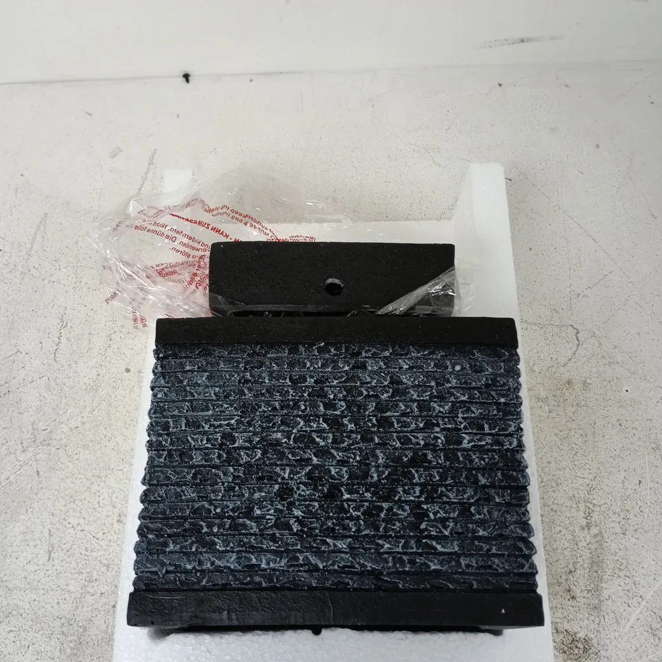 STREETWIZE SQUARE SLATE SOLAR WATER FEATURE WITH BATTERY BACK-UP – BOXED (16(H) X 25(W) X 25(D) CM)