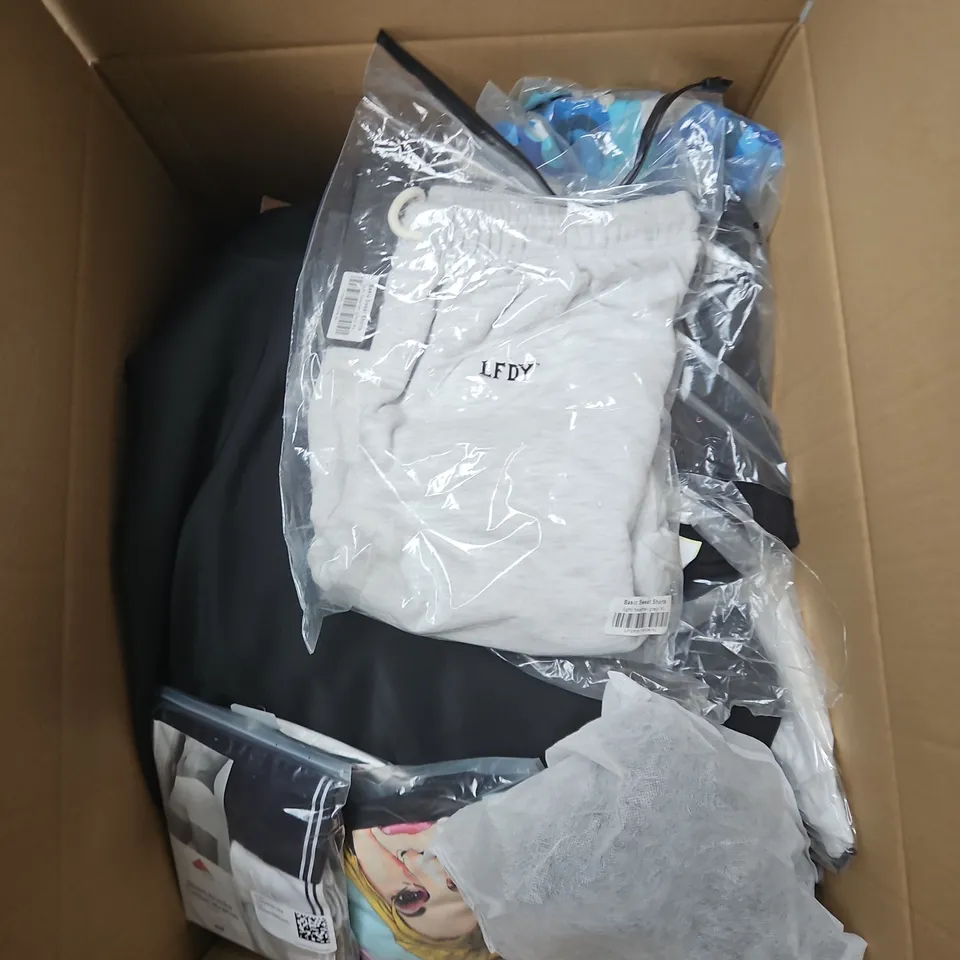 APPROXIMATELY 20 ASSORTED CLOTHING ITEMS IN VARIOUS SIZES, STYLES AND COLOURS