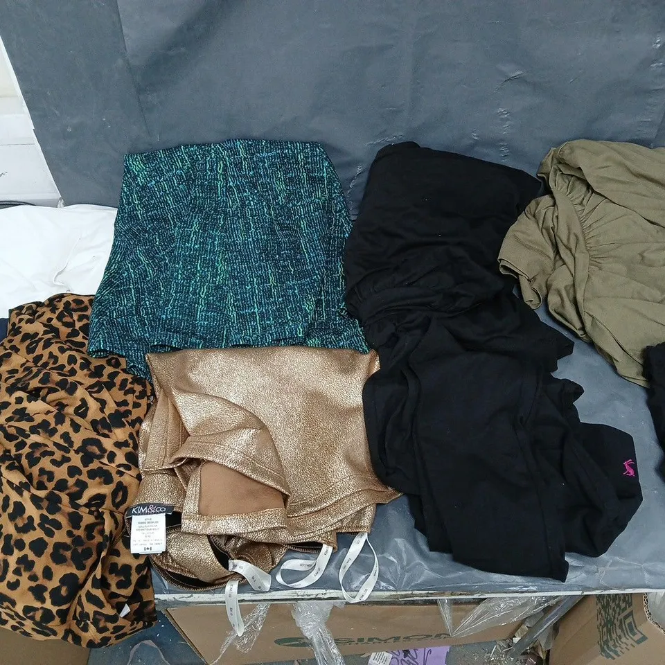 BOX OF APPROXIMATELY 15 ASSORTED CLOTHING ITEMS IN VARIOUS STYLES, COLOURS AND SIZES 