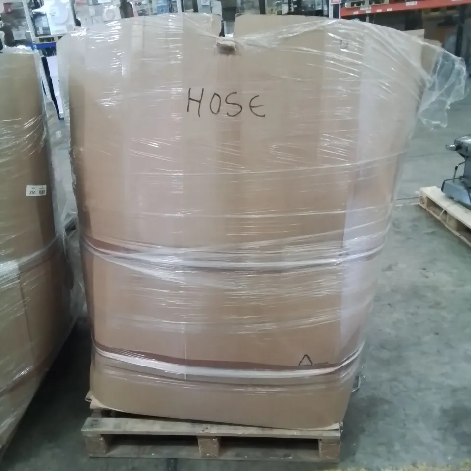 PALLET OF ASSORTED ITEMS TO INCLUDE, AN ASSORTMENT OF EXPANDABLE GARDEN HOSES IN VARIOUS SIZES 