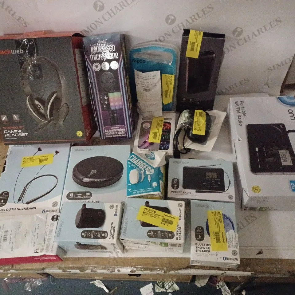 LOT OF APPROX. 15 ASSORTED TECH ITEMS TO INCLUDE HEADSET, RADIO, COMPIUTER MICE ETC