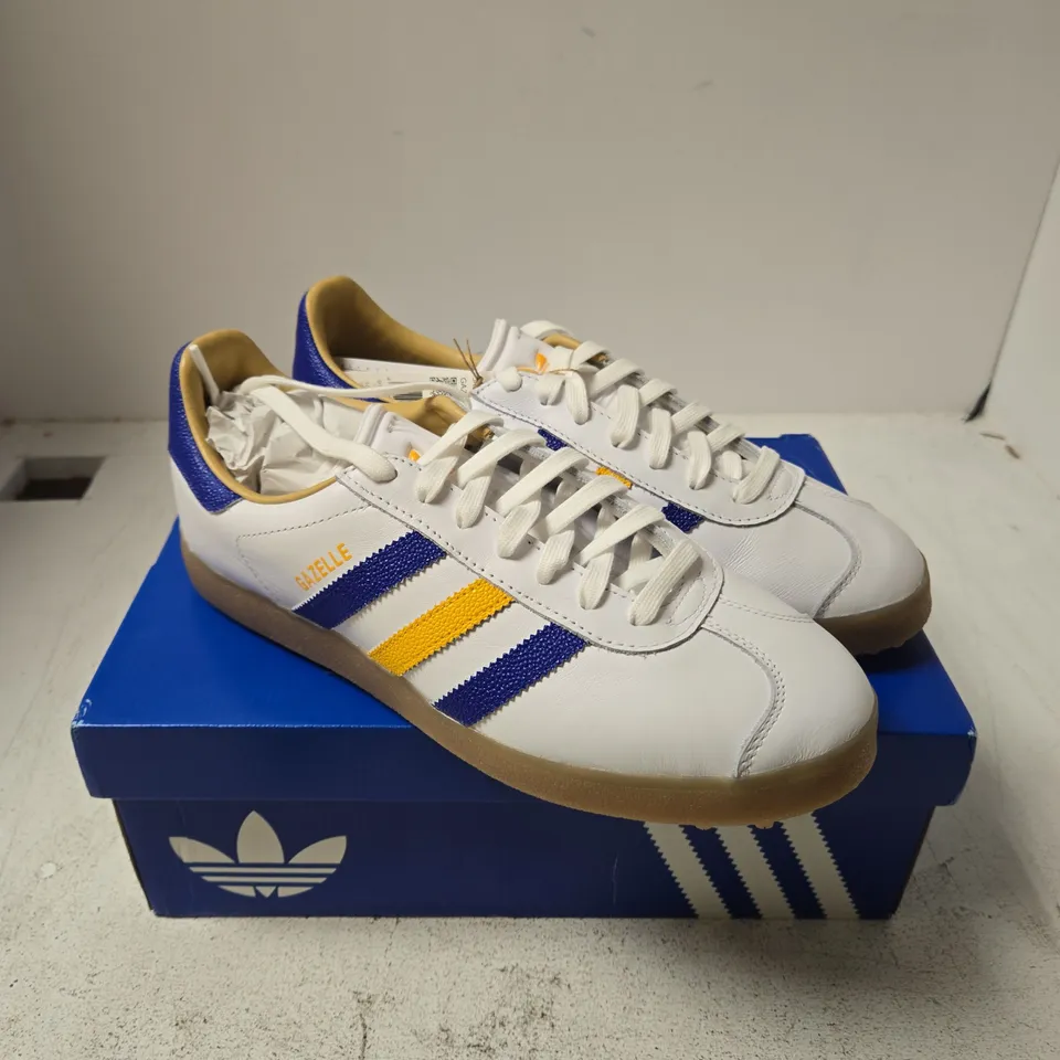 ADIDAS GAZELLE GOLF TRAINERS – WHITE WITH BLUE/YELLOW STRIPES, UK 9.5