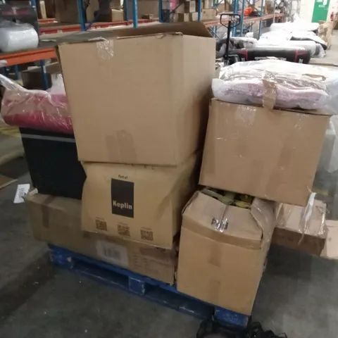 PALLET OF ASSORTED INCOMPLETE GARDEN FURNITURE AND HOUSEHOLD GOODS TO INCLUDE: SHED PARTS, RATTAN SOFA PARTS, CURTAINS, TEXTILES, CUSHIONS ETC